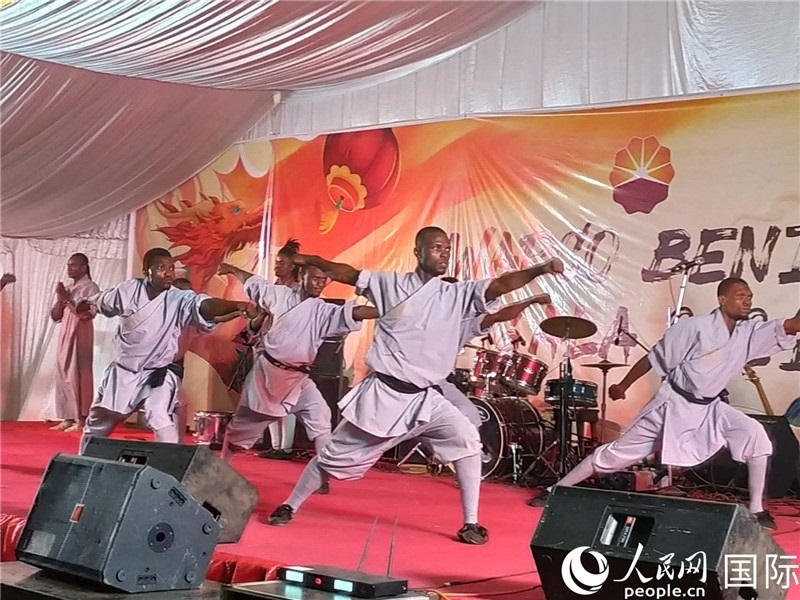 貝寧中國文化中心武術(shù)隊(duì)在進(jìn)行表演。人民網(wǎng)記者 黃培昭攝