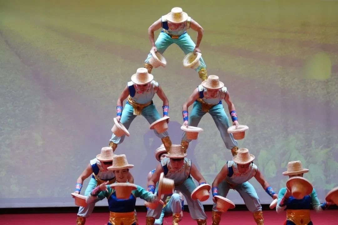 雜技表演“草帽歡歌” 。貝寧中國文化中心供圖