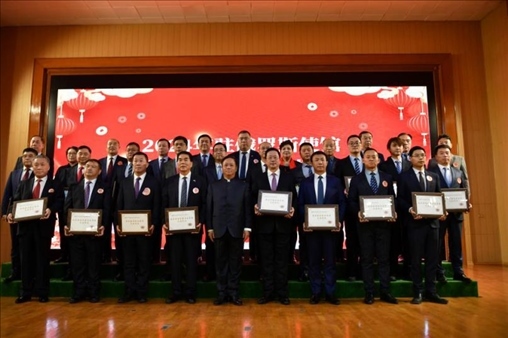 張漢暉為獲獎(jiǎng)單位和個(gè)人頒發(fā)獎(jiǎng)狀。駐俄羅斯使館供圖