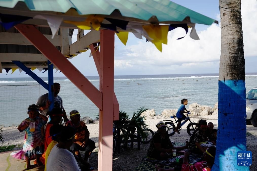 1月20日，當(dāng)?shù)厝嗽阼斠惶幒┬蓍e娛樂(lè)。新華社記者 王申 攝