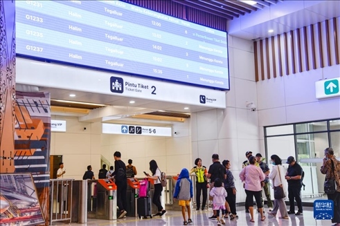 1月24日，在印度尼西亞雅加達(dá)哈利姆站候車大廳，乘客刷票前往站臺。新華社記者 徐欽 攝