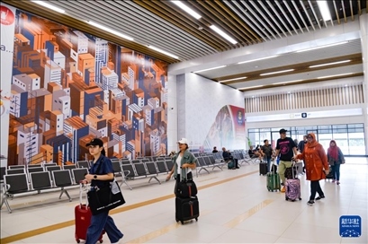 1月24日，在印度尼西亞雅加達(dá)哈利姆站，乘客在候車大廳內(nèi)行走。新華社記者 徐欽 攝