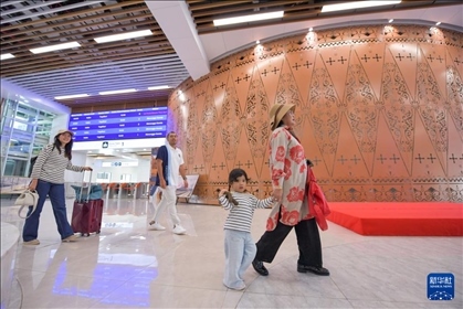 1月24日，在印度尼西亞雅加達(dá)哈利姆站，乘客在候車大廳內(nèi)行走。新華社記者 徐欽 攝