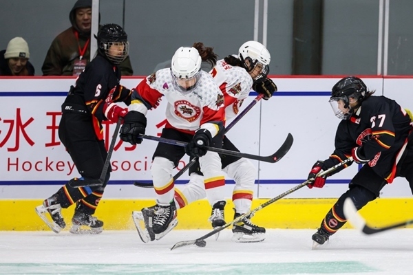 雙方球員爭搶。中國冰球協(xié)會供圖