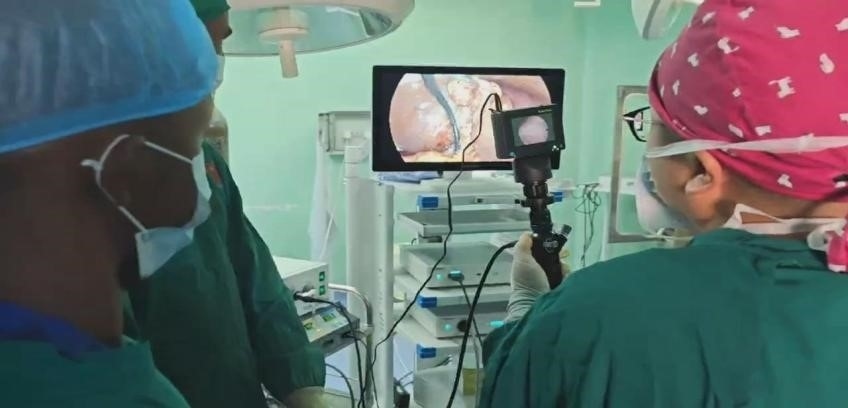 吳巍醫(yī)生（右一）在開展雙鏡聯(lián)合手術(shù)。中國援桑醫(yī)療隊供圖