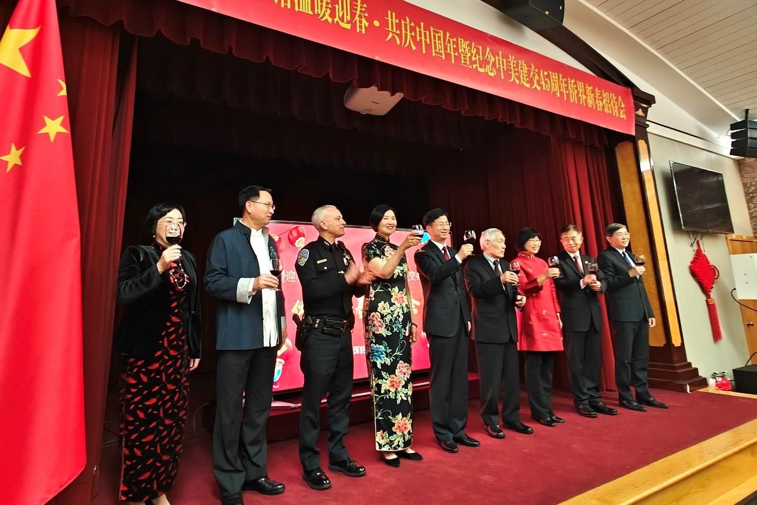 僑胞代表與駐舊金山總領(lǐng)館官員合影。主辦方供圖