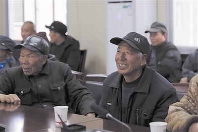  圖③：農(nóng)民工臉上洋溢著笑容。