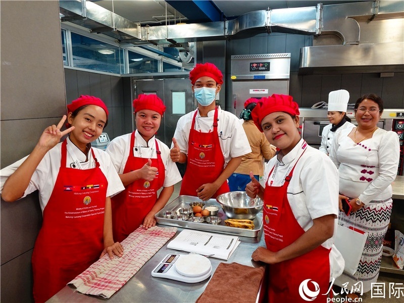 學員進行實操練習。人民網(wǎng)記者 謝佳君攝