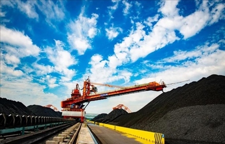 國(guó)家能源集團(tuán)黃驊港煤堆場(chǎng)堆料機(jī)正在作業(yè)。受訪者供圖