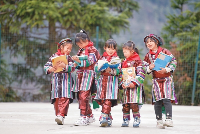 位于貴州省黔東南苗族侗族自治州從江縣大山深處的西山鎮(zhèn)中寨教學(xué)點，是一所全校均為瑤族學(xué)生的“微小學(xué)”。近年來，隨著教學(xué)條件逐漸改善，學(xué)校發(fā)生了翻天覆地的變化。圖為2023年2月16日，領(lǐng)到新書的瑤族學(xué)生在一起交流。 新華社記者 楊文斌/攝