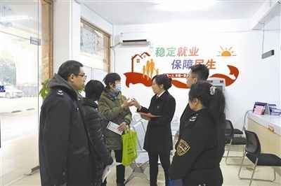  圖③：調(diào)解后，法官現(xiàn)場(chǎng)向當(dāng)事人做釋法析理工作。