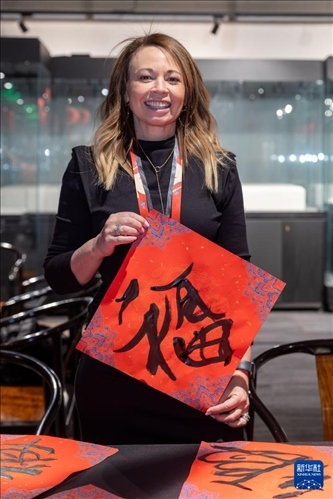 1月28日，在上海豫園舉行的民俗活動上，美國馬斯卡廷初中校長珍妮弗·李·弗里德利展示自己寫下的“福”字。 新華社記者 王翔 攝