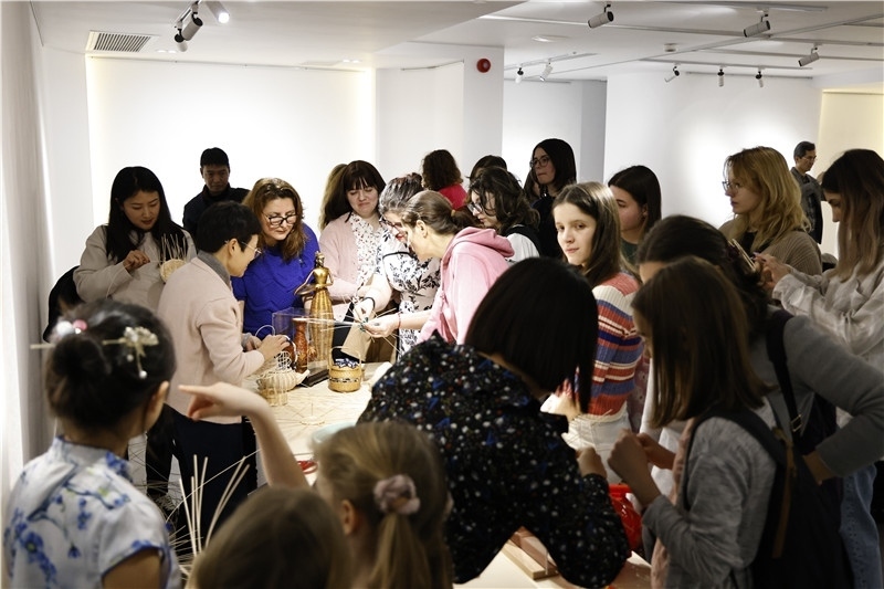 羅馬尼亞觀眾體驗(yàn)安溪竹藤編技藝。 布加勒斯特中國文化中心供圖