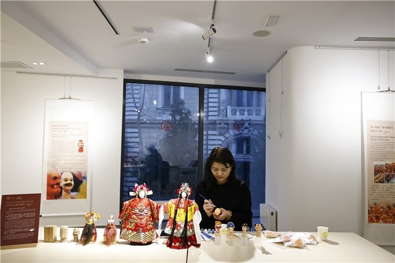 中國泉州的非遺大師制作江加走木偶頭雕刻。 布加勒斯特中國文化中心供圖_副本