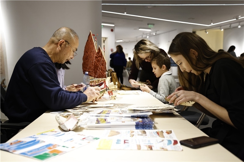 中國泉州非遺大師現(xiàn)場(chǎng)指導(dǎo)制作水密隔艙福船制造技藝。 布加勒斯特中國文化中心供圖