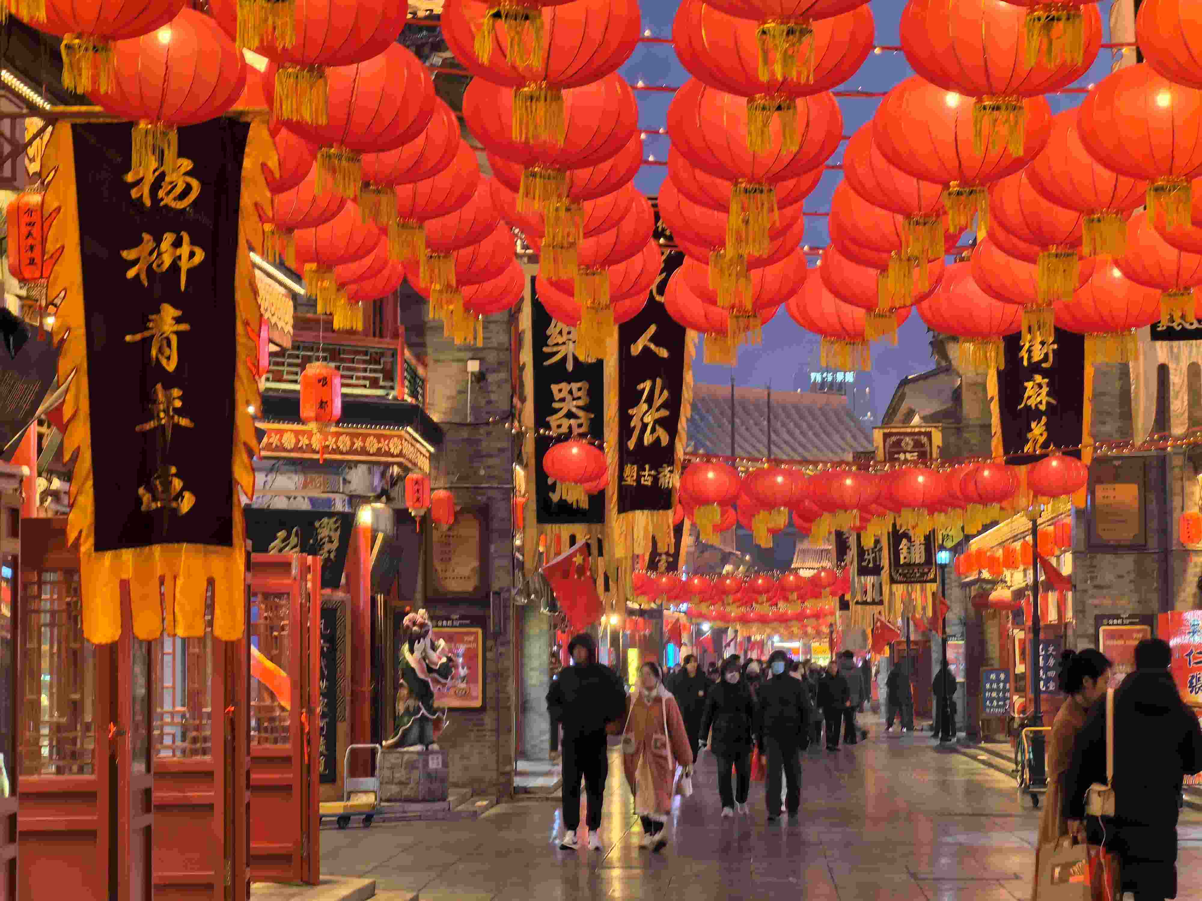 △春節(jié)臨近，古文化街上年味兒漸濃。（總臺央廣記者潘毅拍攝）