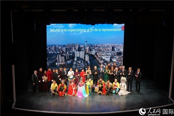 圖為王衛(wèi)大使與蒙迪諾外長等嘉賓登臺祝賀。人民網記者 許放攝