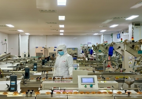 盼盼5G智慧工廠生產線正在進行產品質檢。人民網(wǎng)記者 金慧慧攝