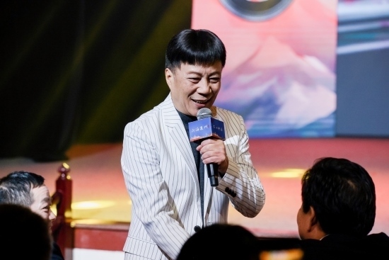 “何以中國·向海泉州”網(wǎng)絡主題活動現(xiàn)場，陳百潭演出時與觀眾互動。泉州廣播電視臺供圖