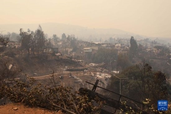 這是2月3日在智利瓦爾帕萊索大區(qū)比尼亞德爾馬市拍攝的在森林火災(zāi)中燒毀的房屋。新華社發(fā)