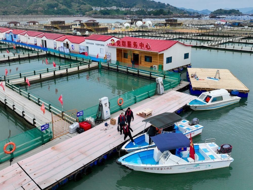 △2023年11月14日，福建寧德市霞浦縣溪南鎮(zhèn)七星海上社區(qū)的工作人員，前往轄區(qū)漁排進(jìn)行民情走訪(fǎng)。