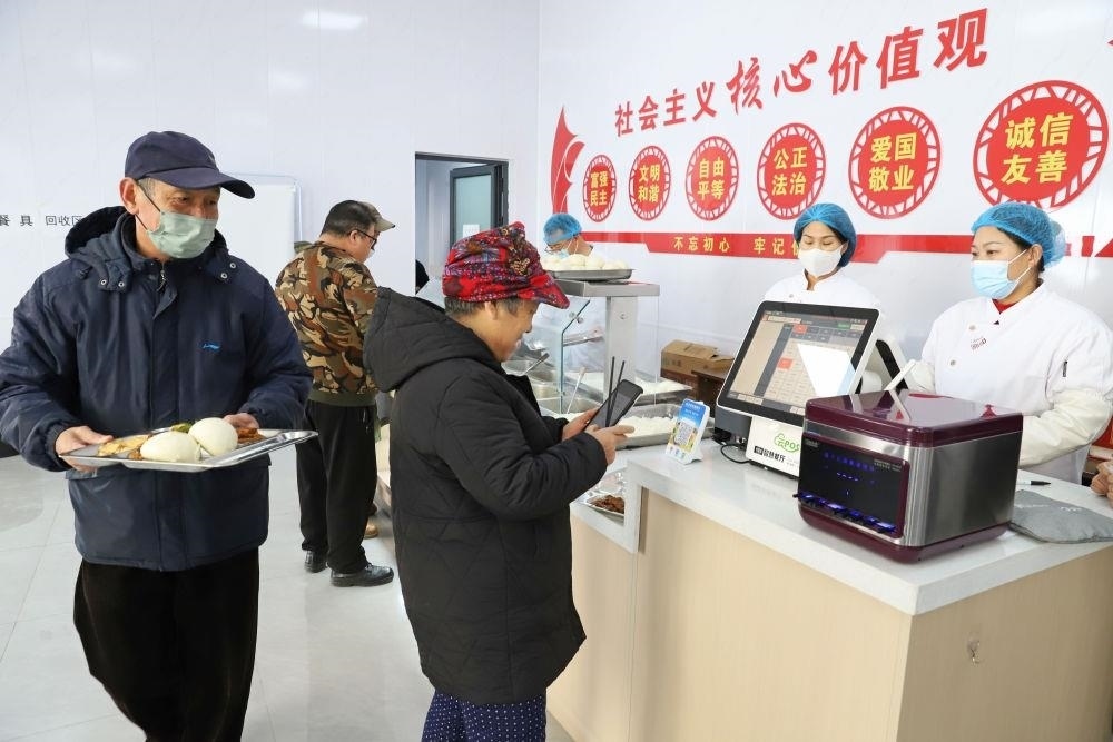 △2024年2月1日，市民在河北涿州市雙塔街道永濟(jì)秀園小區(qū)便民食堂內(nèi)購(gòu)買(mǎi)午餐。