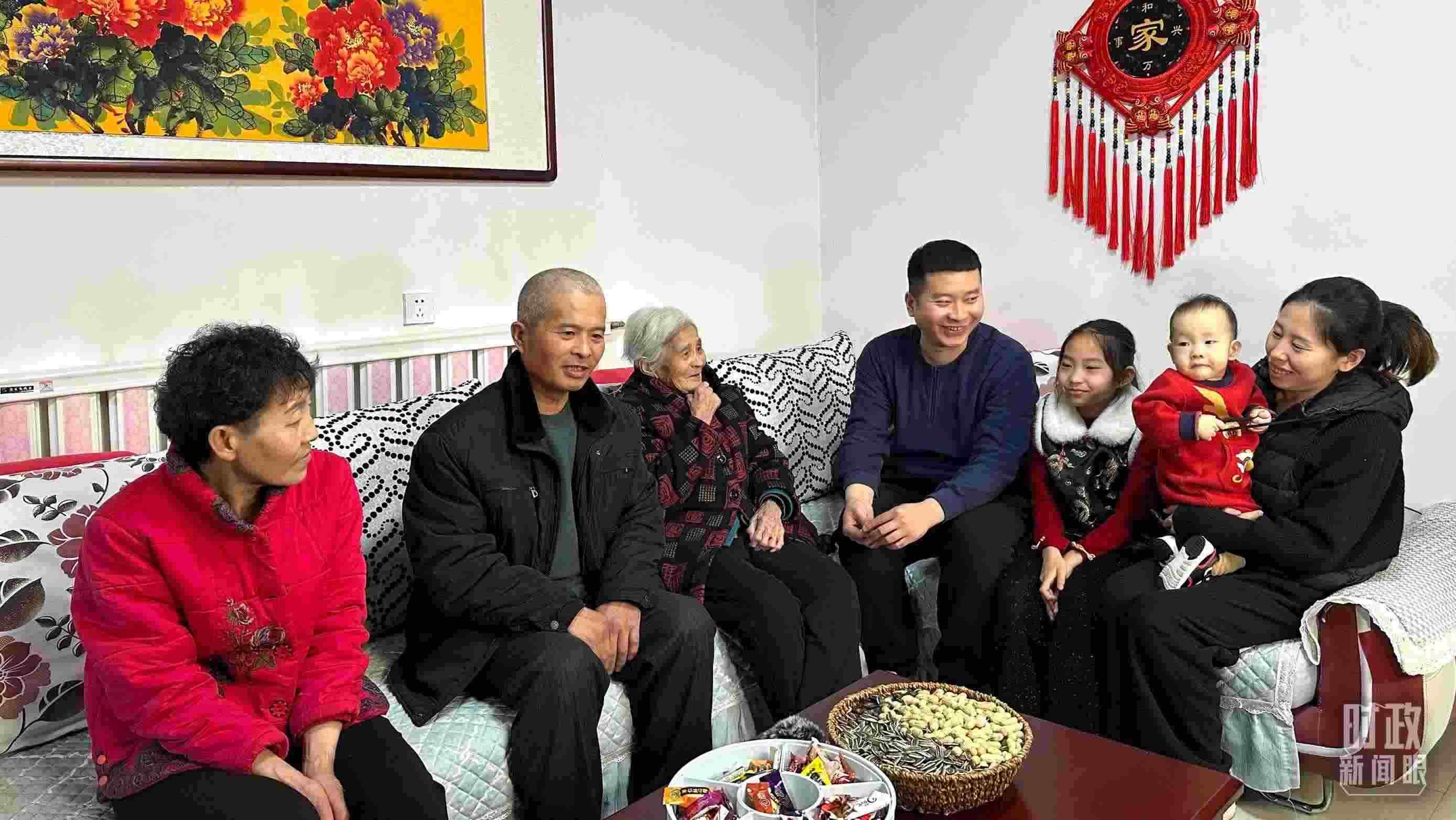 △第六埠村村民杜洪剛一家。（總臺(tái)央視記者趙化拍攝）