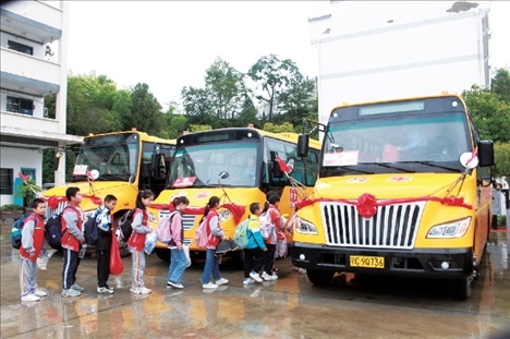 △2023年9月28日，湖北竹山縣校園直通車(chē)全域開(kāi)通后，學(xué)生在有序排隊(duì)乘車(chē)。第二批主題教育開(kāi)展后，竹山縣將實(shí)施農(nóng)村道路暢通工程作為為民辦實(shí)事的重要內(nèi)容。