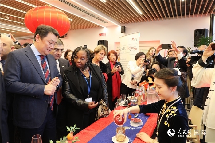 到訪嘉賓欣賞中國茶藝并品茶。 