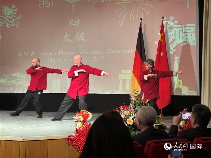 太極，表演者：Ingolf Peters、Gerlinde Gundlach、Markus Stüber