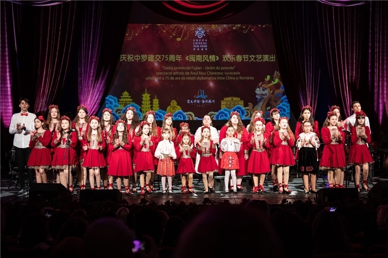 圖為羅小快板兒童合唱團(tuán)在演唱中文歌曲。 中國(guó)駐羅大使館文化處供圖。