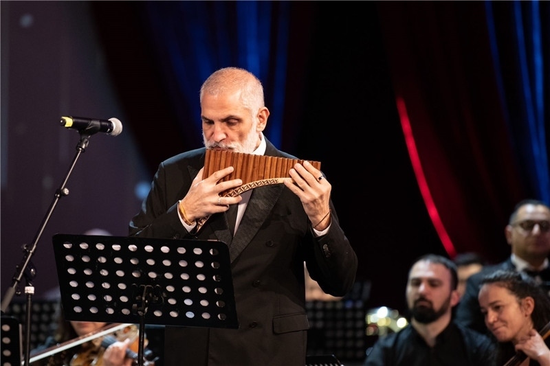 圖為著名排簫大師達(dá)米安·德拉吉奇在領(lǐng)銜演奏中國(guó)經(jīng)典曲目。 中國(guó)駐羅大使館文化處供圖。