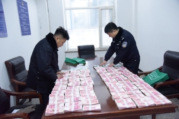 民警清點(diǎn)涉案資金。磐石市公安局供圖