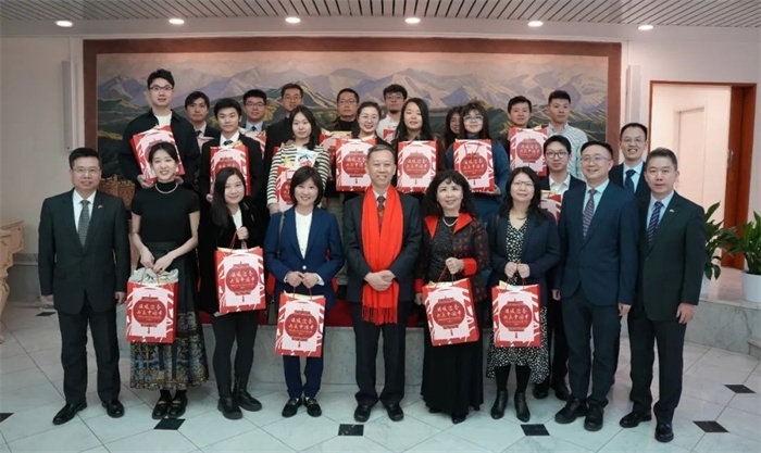 中國駐瑞典大使館崔愛民與留學生代表和華校負責人合影。 中國駐瑞典大使館供圖