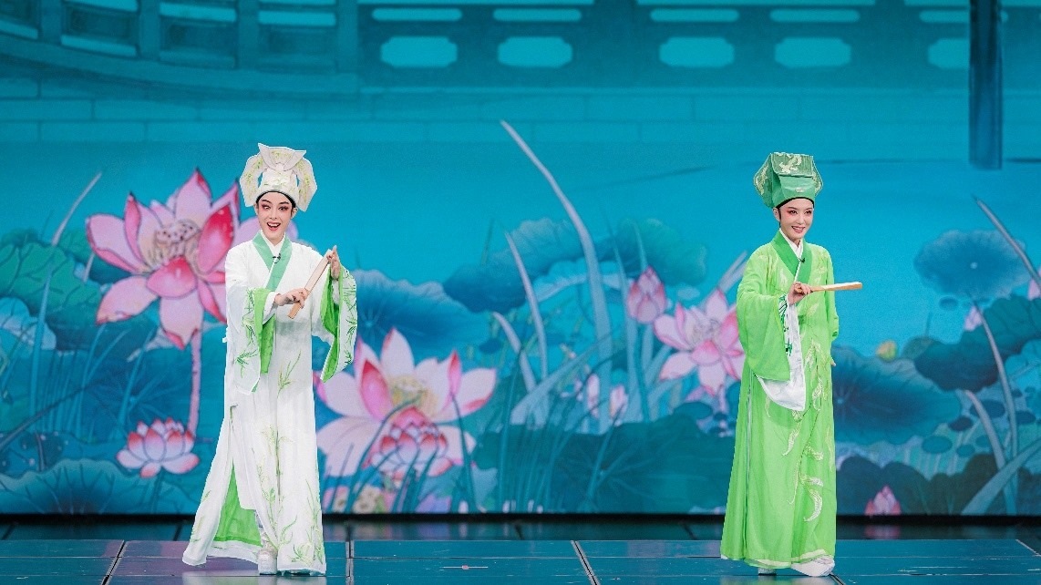 青年越劇演員陳麗君、李云霄彩排現(xiàn)場。主辦方供圖