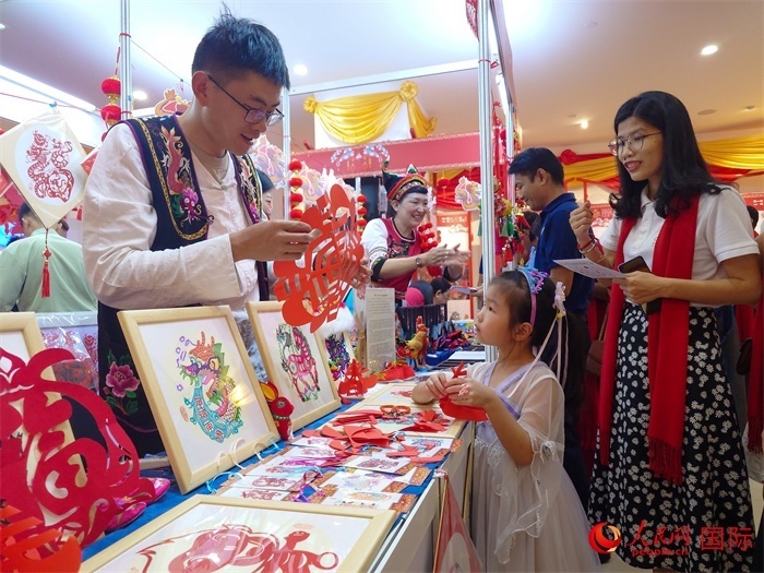 活動現(xiàn)場的剪紙展示。人民網(wǎng)記者 謝佳君攝