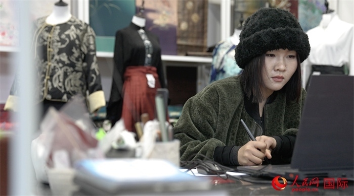 1月23日，在山東省菏澤市曹縣有愛(ài)云倉(cāng)直播基地，張子晨正在設(shè)計(jì)漢服。 人民網(wǎng)記者 袁蒙攝