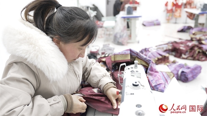 1月24日，在山東省菏澤市曹縣大集鎮(zhèn)云牧服飾有限公司，高燕正在縫制馬面裙。 人民網(wǎng)記者 袁蒙攝
