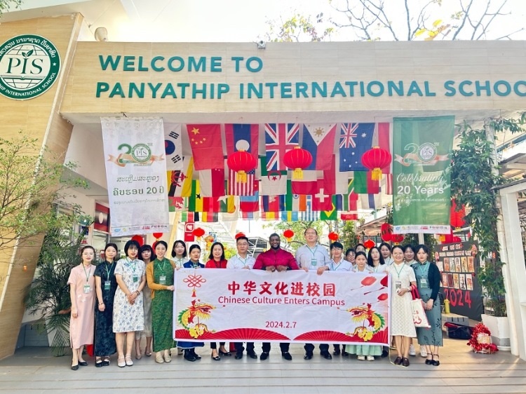 駐老撾使館政治處主任杜長(zhǎng)青與白云碧國(guó)際學(xué)校校方、參會(huì)志愿者教師合影。活動(dòng)主辦方供圖