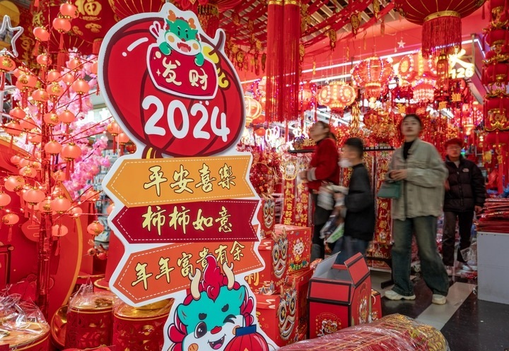 1月11日，顧客在昆明新螺螄灣國際商貿(mào)城選購節(jié)日飾品。新華社記者 陳欣波 攝