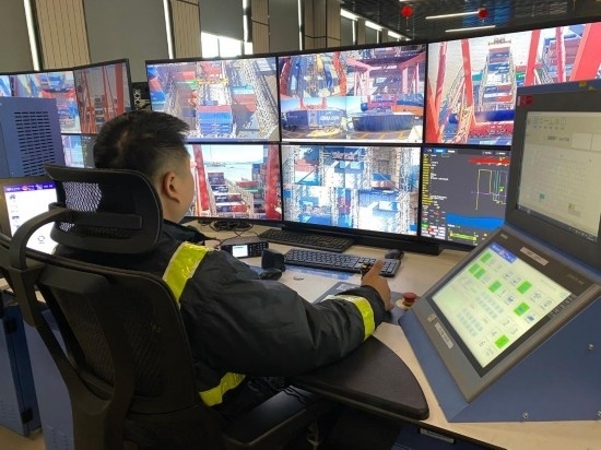 圖為寧波舟山港梅山港區(qū)遠(yuǎn)控操作室內(nèi)，橋吊司機(jī)在遠(yuǎn)程控制橋吊裝卸。新華社記者魏一駿 攝