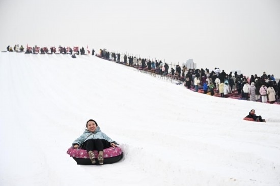 圖為1月18日，市民在內蒙古賽馬場滑雪圈。新華社記者 貝赫 攝