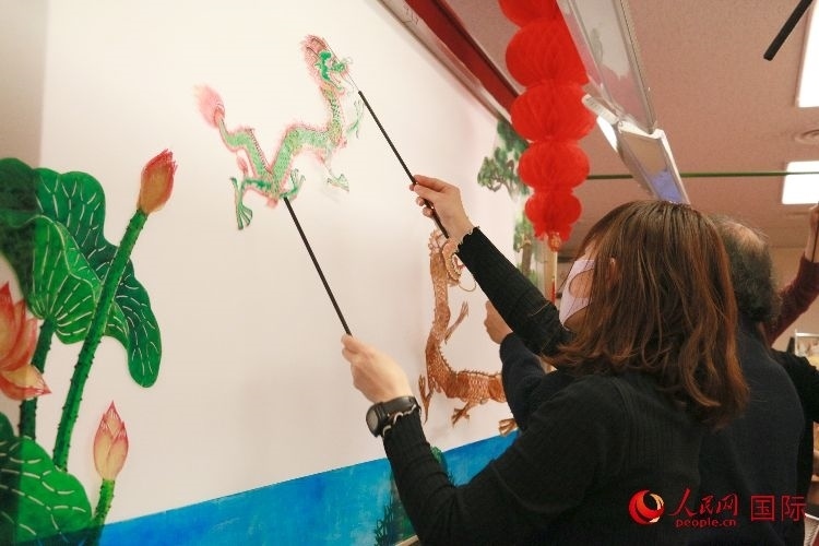 皮影戲表演。人民網(wǎng) 許可攝