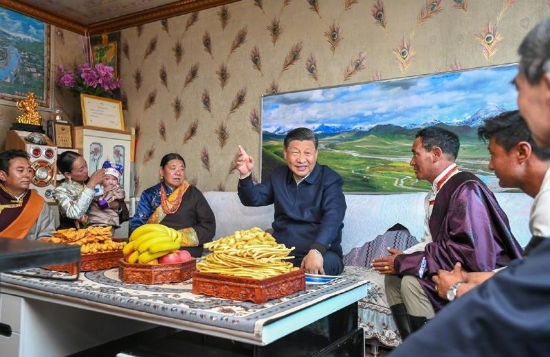 △2021年6月8日，習(xí)近平總書記在青海海北藏族自治州剛察縣果洛藏貢麻村，同藏族牧民索南才讓一家人圍坐在客廳聊家常。