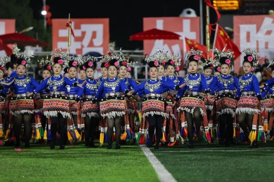 △2024年2月3日，2024年全國“村晚”示范展示活動暨貴州“村超村晚”系列活動之一的民族文化展演，在榕江縣“村超”足球場舉行。