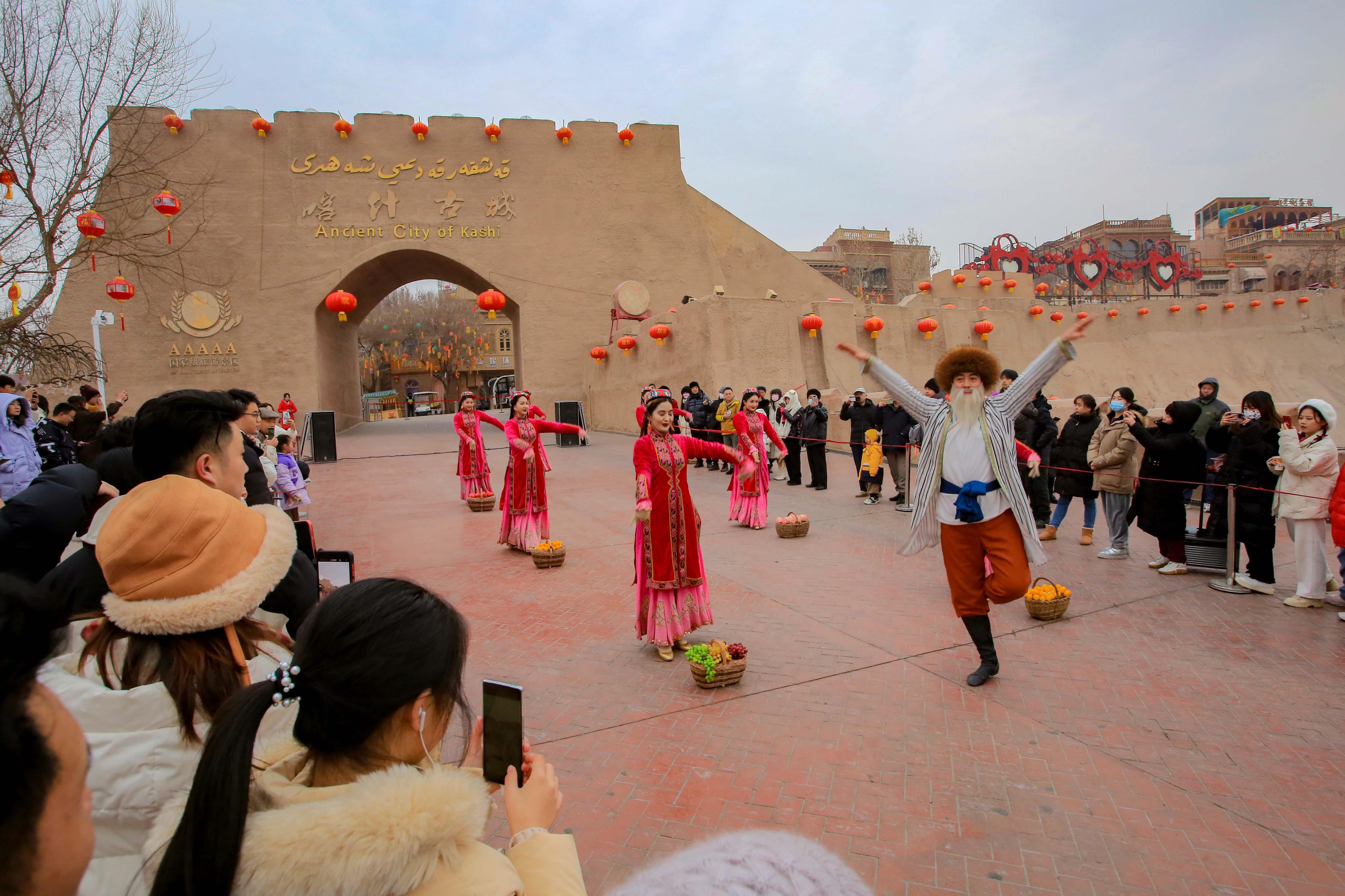 △2024年2月4日，演員在新疆喀什古城入城儀式上表演舞蹈。