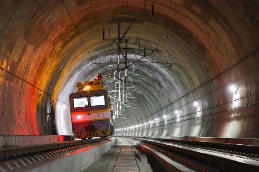 凌晨，接觸網(wǎng)作業(yè)車的燈光紅黃相間。胡鵬攝