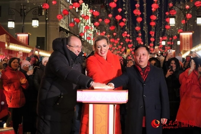 張漢暉、扎哈羅娃、科茲洛夫（從右至左）共同按下活動啟動按鈕。于子恒攝