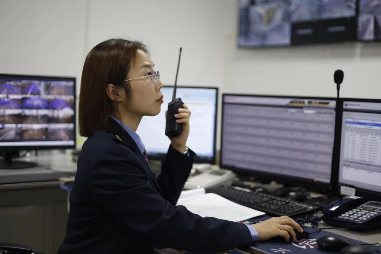 張華正在使用對講機溝通客運工作情況。蔡紫妍攝