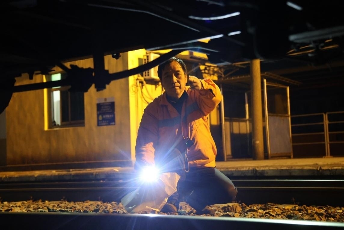 凌晨2點，李金饒正在檢查關(guān)門車。陸佳駿攝